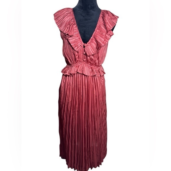 Adelyn Rae Dresses & Skirts - Adelyn Rae peach metallic dress